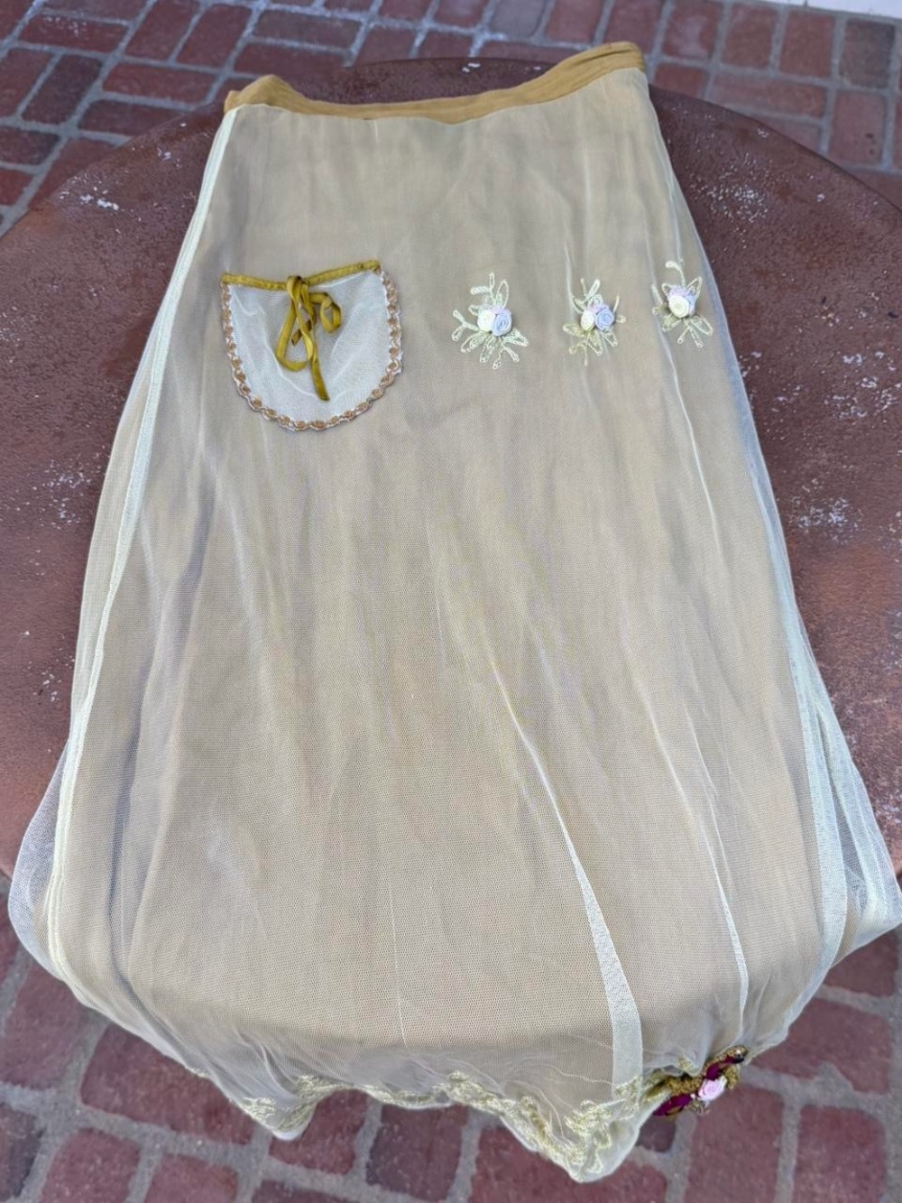 One of a kind : Vintage Y2K Yellow maxi skirt with gold floral embroidery - Picture 4 of 10